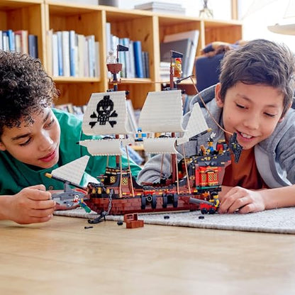 LEGO Creator 3-in-1 Piratenschiff Set, Spielzeug mit 3 Baumöglichkeiten, Baue in Piraten-Taverne oder Pirateninsel mit Totenkopf um, inklusive 3 Minifiguren für Rollenspiel-Abenteuer 31109