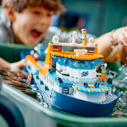 LEGO City Arktis-Forschungsschiff, großes schwimmfähiges Spielzeug-Boot mit Hubschrauber, Beiboot, ROV-U-Boot, Wikingerschiffswrack, 7 Minifiguren & Orca-Figur, Geschenk für Kinder ab 7 Jahren 60368