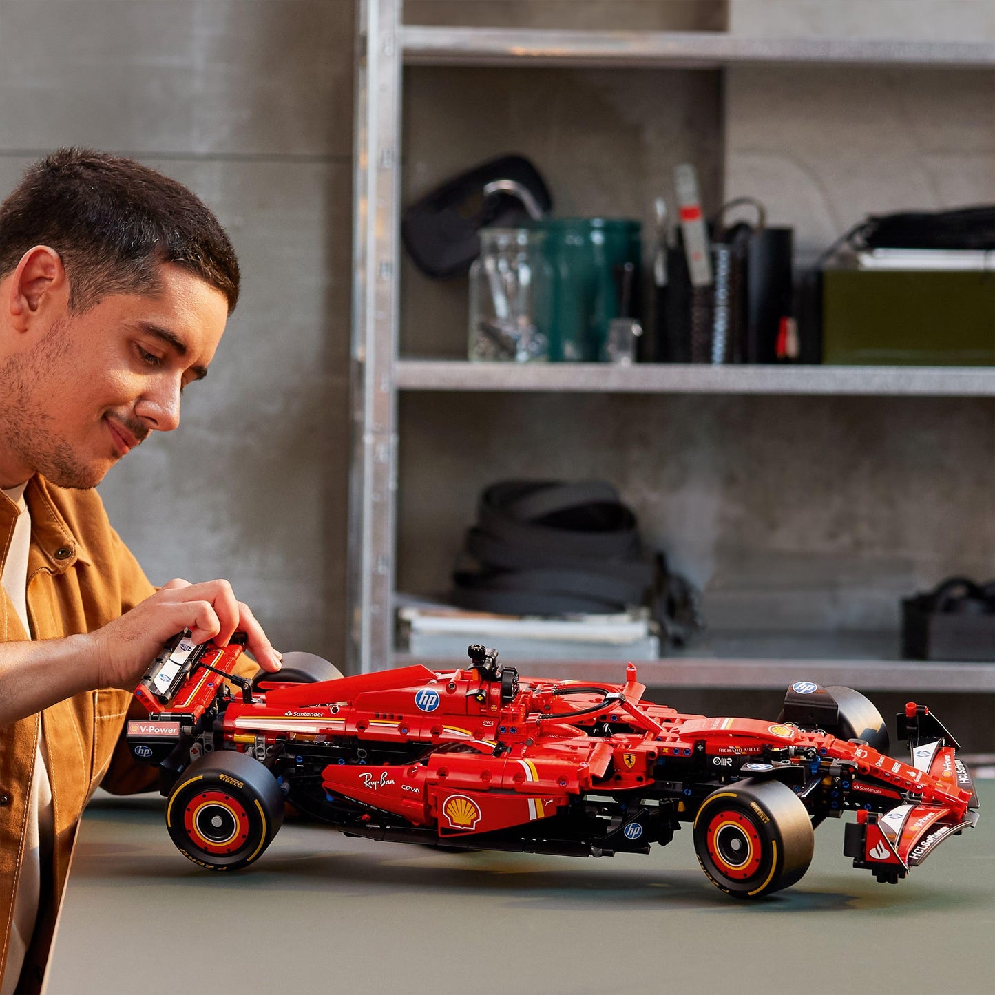 LEGO Technic Ferrari SF-24 F1 Rennauto – Sammlermodell im Maßstab 1:8 mit V6-Motor, Getriebe, Lenkung und DRS – Geschenkidee für Erwachsene, Männer und Frauen – Weihnachtsedition – 42207